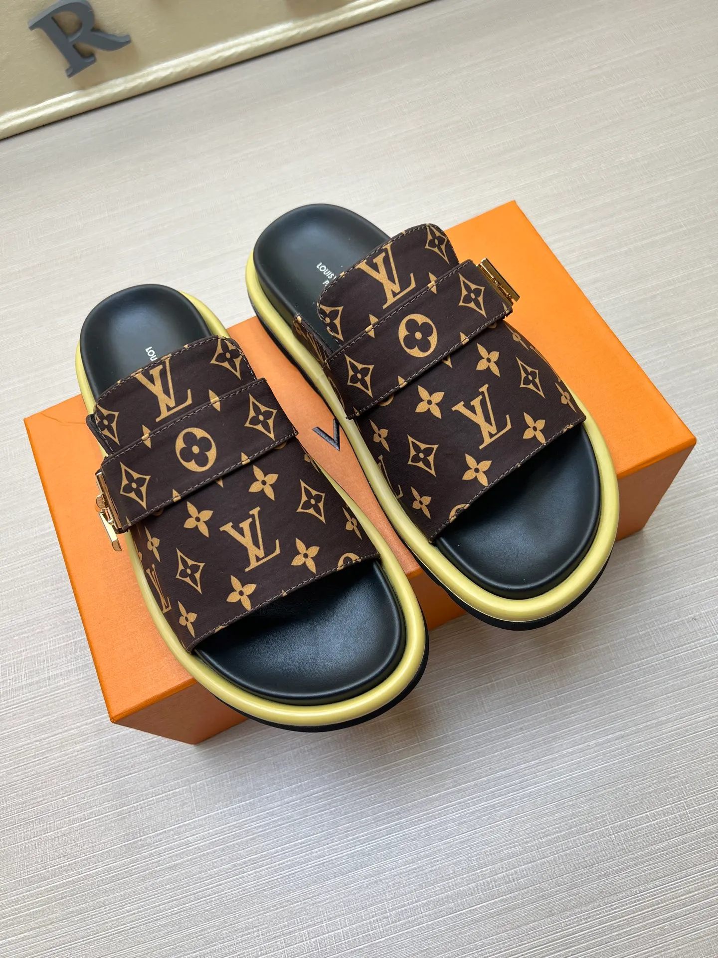 Factory price: 360💰【LOUIS VUITTON】Louis Vuitton, LV printing, men's and women's slippers are on the market, drawer box packaging with cloth bag, card, the upper pattern looks very soft and waxy, super versatile leg slimming artifact. Fabric: imported denim/canvas/old fabric, LV hardware LOGO, official website pattern printing, comfortable to wear, foot pads: high elastic men's shoes💰U water table. Sole: foam sole, heel height: about 5cm. Code number: 35-46, 35, 45, 46 are custom-made and non-returnable. Color: multiple colors and styles available.